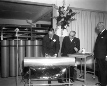 Opening cellophaanfabriek van de Hollandse Kunstzijde Industrie door Zijne Konin, Bestanddeelnr 908-8937