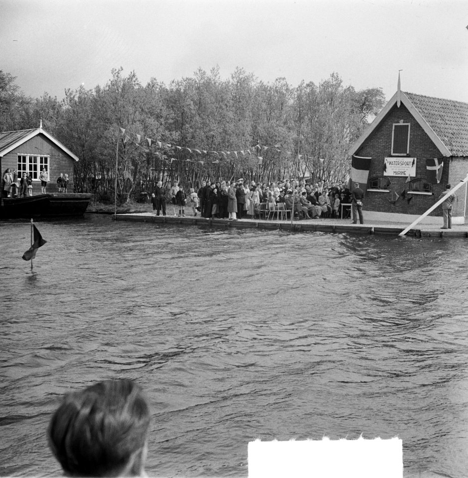 Opening centrum afdeling Watersport van de Personeelsvereniging van het minister, Bestanddeelnr 904-5688