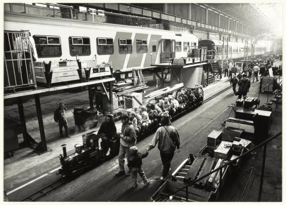 Open dag bij de hoofdwerkplaats van NS met miniatuurtreintje voor de jeugd. NL-HlmNHA 54020796