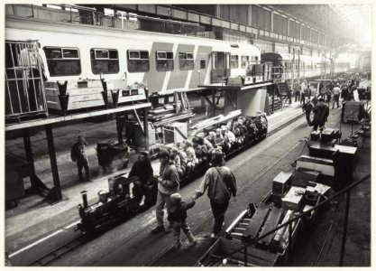 Open dag bij de hoofdwerkplaats van NS met miniatuurtreintje voor de jeugd. NL-HlmNHA 54020796