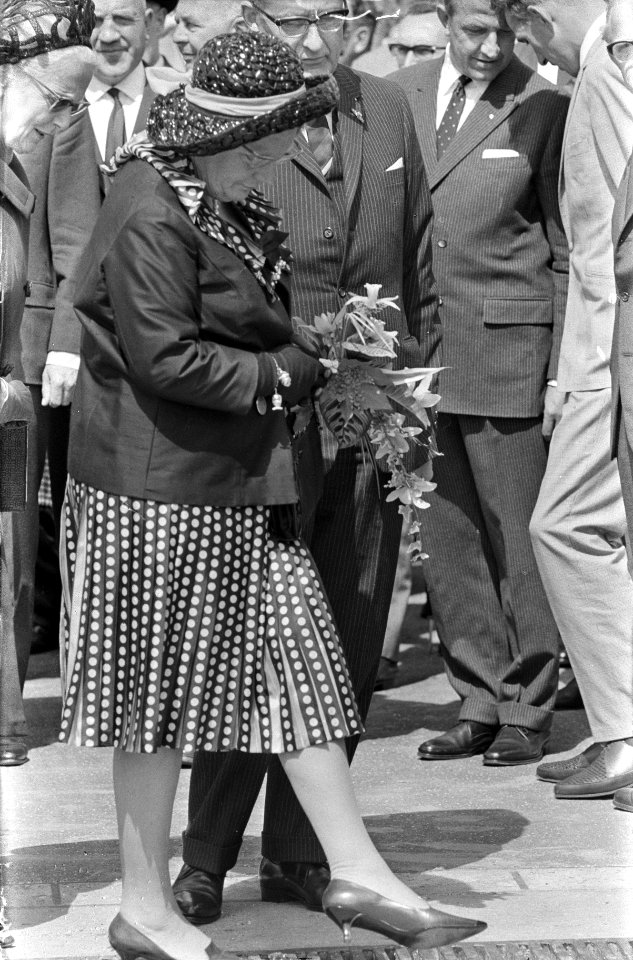 Opening Coentunnel door koningin Juliana , Hare Majesteit controleert of haar ha, Bestanddeelnr 919-2735