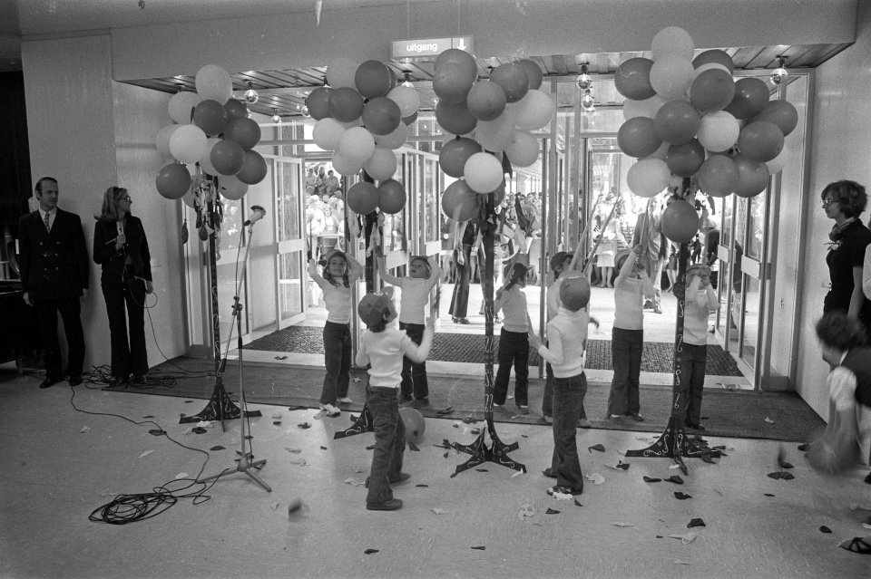 Opening C&A Buikslotermeerplein Amsterdam Noord , kinderen prikken ballonnen doo, Bestanddeelnr 924-9174