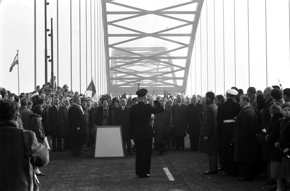 Opening brug bij Gorkum door H. M. de Koningin . H. M. en Minister Korthals wand, Bestanddeelnr 912-2279