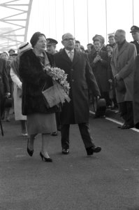 Opening brug bij Gorkum door H. M. de Koningin . H. M. en Minister Korthals tijd, Bestanddeelnr 912-2273