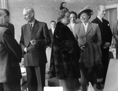 Opening Fleur en Interieur te Delft door koningin Juliana, Bestanddeelnr 904-5412