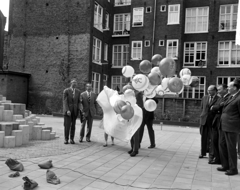 Opening 250ste kinderspeelplaats in Amsterdam aan de Eerste Leeghwaterstraat, Bestanddeelnr 912-6626