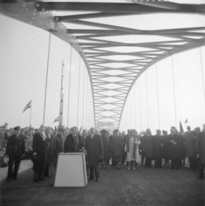 Opening brug bij Gorkum door H. M. de Koningin . H. M. verricht de opening, Bestanddeelnr 912-2280