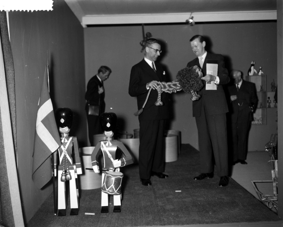 Opening 10e Textielbeurs Amsterdam door burgemeester Van Hall , burgemeester V, Bestanddeelnr 912-0086