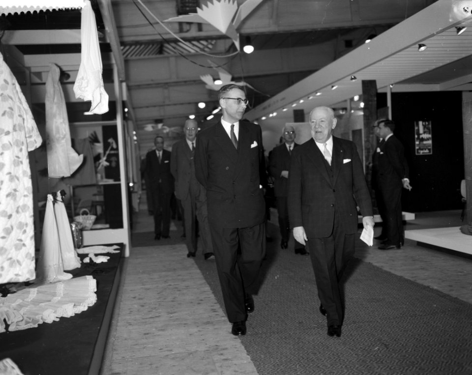 Opening 10e Textielbeurs Amsterdam door burgemeester Van Hall , burgemeester V, Bestanddeelnr 912-0085