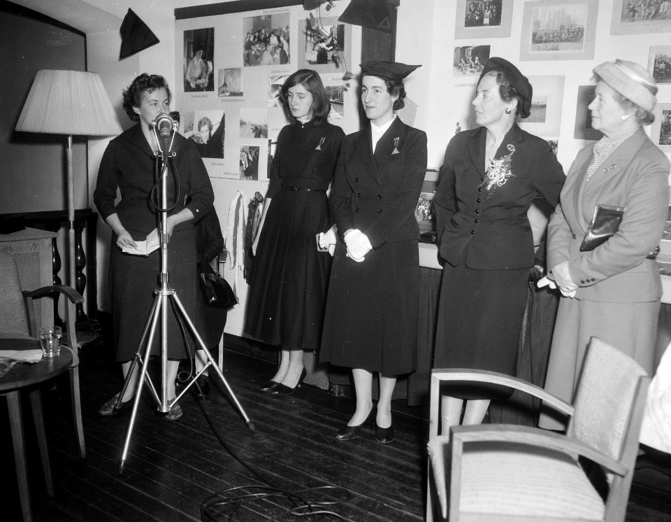Opening fototentoonstelling door mevrouw Van Hall tgv elfde lustrum van de AVS, Bestanddeelnr 909-0555