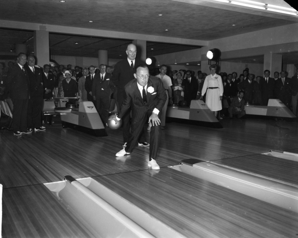 Opening Bowling Hall door Prins Bernhard . Prins Bernhard gooit met gouden bal, Bestanddeelnr 912-6592
