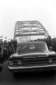 Opening brug bij Gorkum door H M de Koningin, Bestanddeelnr 912-2269