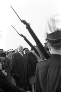 Opening brug bij Gorkum door H. M. de Koningin . Defile na de opening voor H. M., Bestanddeelnr 912-2272
