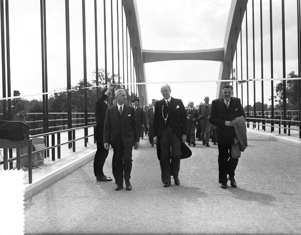 Opening brug over Twente Rijnkanaal te Lochem door ir. G.B.R. de Graaff, waarnem, Bestanddeelnr 907-2134