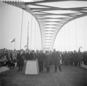 Opening brug bij Gorkum door H. M. de Koningin . H. M. verricht de opening, Bestanddeelnr 912-2282
