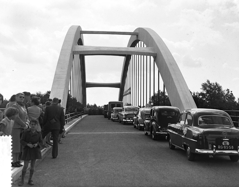 Opening brug over Twente Rijnkanaal te Lochem door ir. G.B.R. de Graaff, waarnem, Bestanddeelnr 907-2135