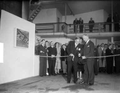 Opening Fotobeurs in Apollohal, burgemeester d'Ailly knipt lint door, Bestanddeelnr 903-9752