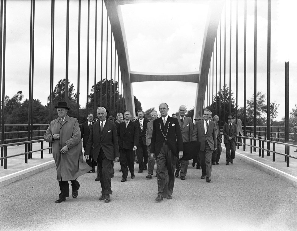 Opening brug over Twente Rijnkanaal te Lochem door ir. G.B.R. de Graaff, waarnem, Bestanddeelnr 907-2130