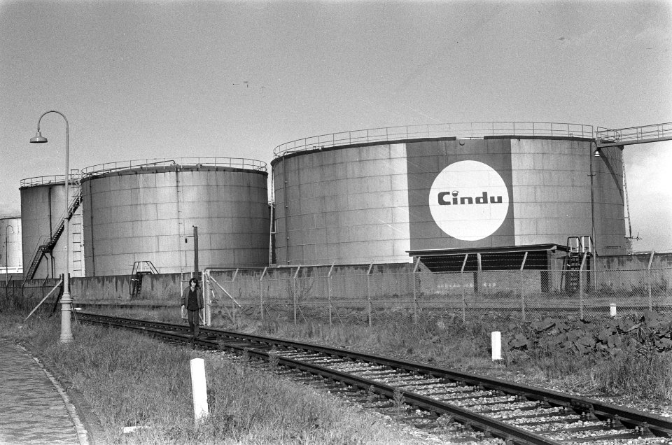 Opdracht Volkskrant bij Cindu, opslagtanks van Cindu, Bestanddeelnr 925-9647