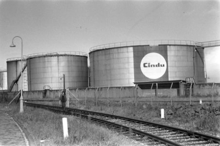 Opdracht Volkskrant bij Cindu, opslagtanks van Cindu, Bestanddeelnr 925-9647
