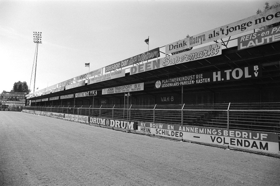 Opdracht Volkskrant reclameborden in stadion van Volendam, Bestanddeelnr 931-6079