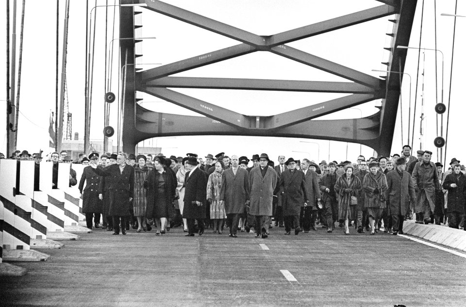 Opening Brienenoordbrug, koningin Juliana en minister Van Aartsen gaan over de n, Bestanddeelnr 917-3943