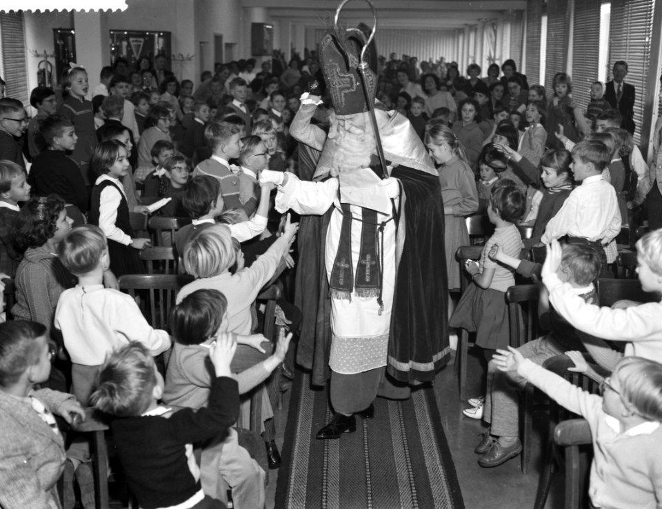 Opdracht Maggi ( Sint Nicolaas viering in kantine), Bestanddeelnr 910-8610