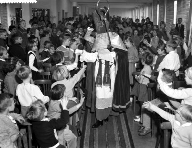 Opdracht Maggi ( Sint Nicolaas viering in kantine), Bestanddeelnr 910-8610