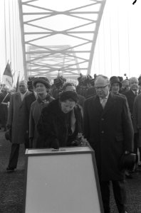 Opening brug bij Gorkum door H. M. de Koningin . Links H. M. en rechts Minister , Bestanddeelnr 912-2276