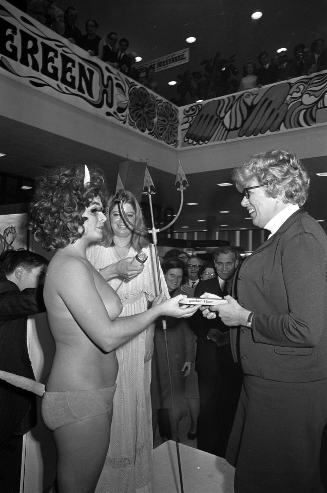 Opening Boekenmarkt in RAI door Annie M.G. Schmidt Hormoontje overhandigt Anni, Bestanddeelnr 921-7560