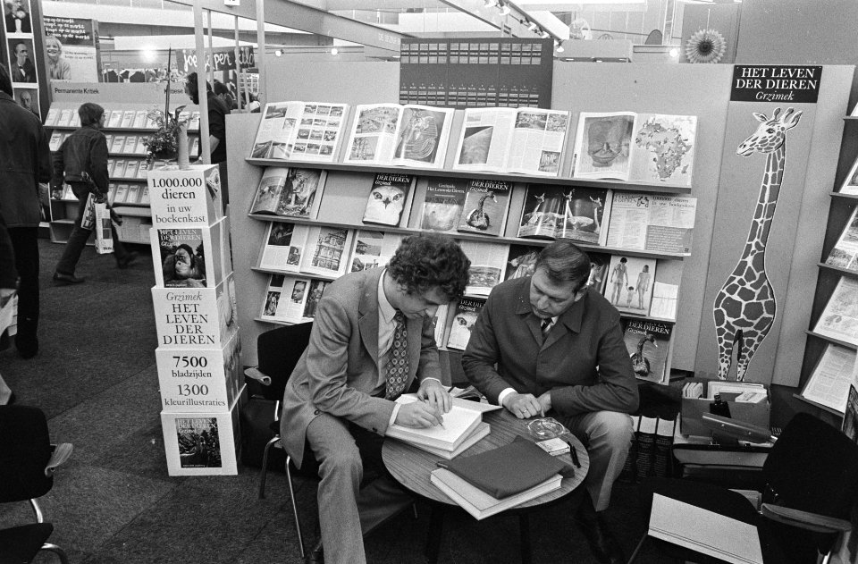 Opening Boekenmarkt in RAI, Amsterdam Seth Gaaikema op stand van Spectrum, Bestanddeelnr 923-9506