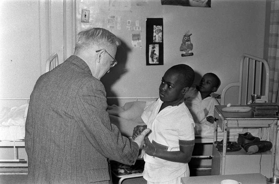 Opdracht Volkskrant Biafraanse kinderen in kliniek te Huizen, Bestanddeelnr 922-3328