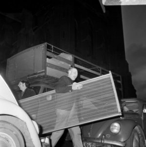 Opdracht Volkskrant. Leger des Heils slaat meubilair van bezetters Sarphatistraa, Bestanddeelnr 923-3945