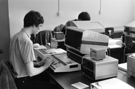 Opdracht Volkskrant. Leerlingen achter moderne boekhoudmachine op school voor ec, Bestanddeelnr 932-0666