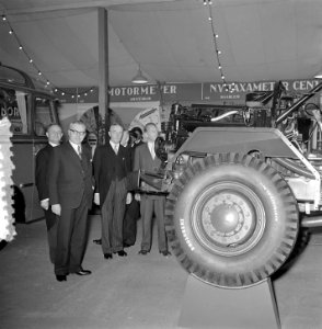 Opening Bedrijfsautotentoonstelling door staatssecretaris Dr. G.M.J. Veldkamp, Bestanddeelnr 905-6812