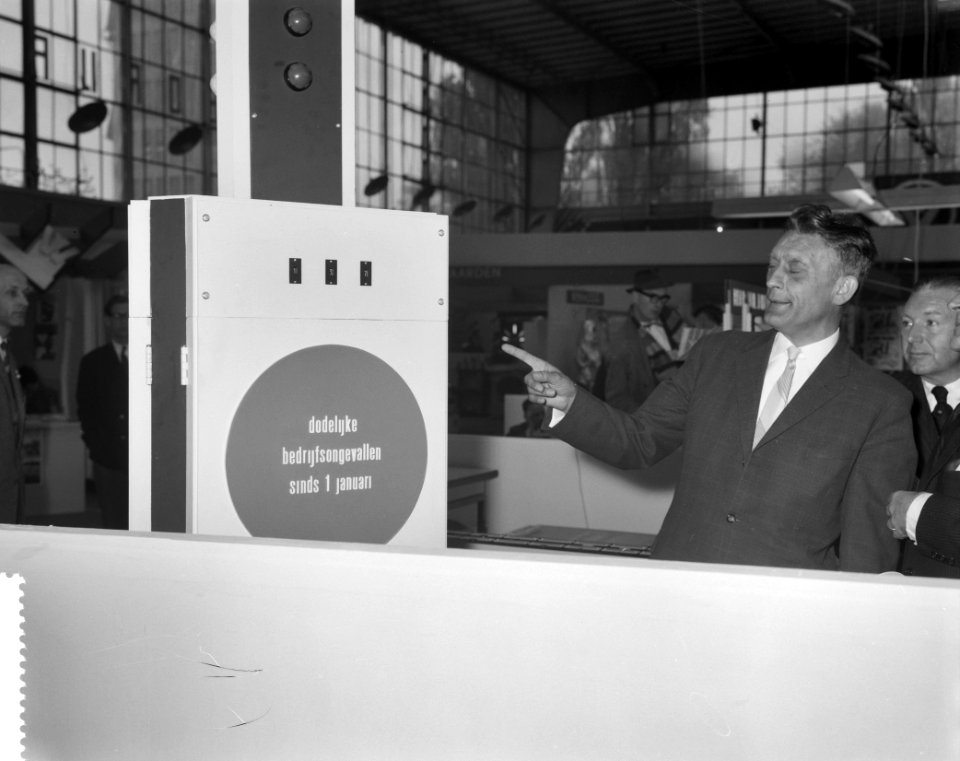 Opening Bedrijfsveiligheidsbeurs te Amsterdam door Staatssecretaris B Roolvink, Bestanddeelnr 912-3560