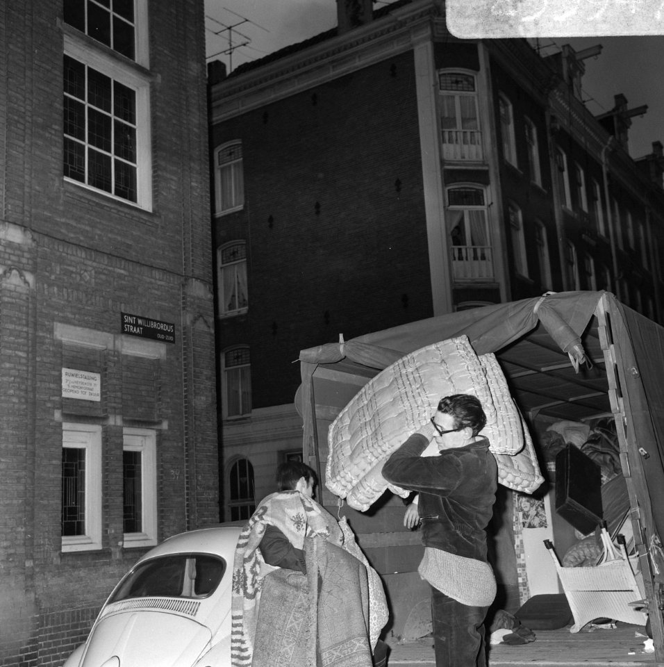 Opdracht Volkskrant. Leger des Heils slaat meubilair van bezetters Sarphatistraa, Bestanddeelnr 923-3947