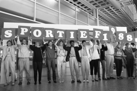 Opening beurs Sportief88 in Jaarbeurs sportleden met tekst sportief, Bestanddeelnr 934-2500