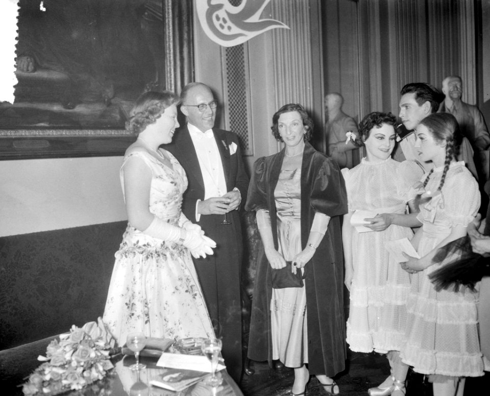 Opening Boekenweek Schouwburg Amsterdam Prinses Beatrix en Chr Leeflang voorzi, Bestanddeelnr 908-4497