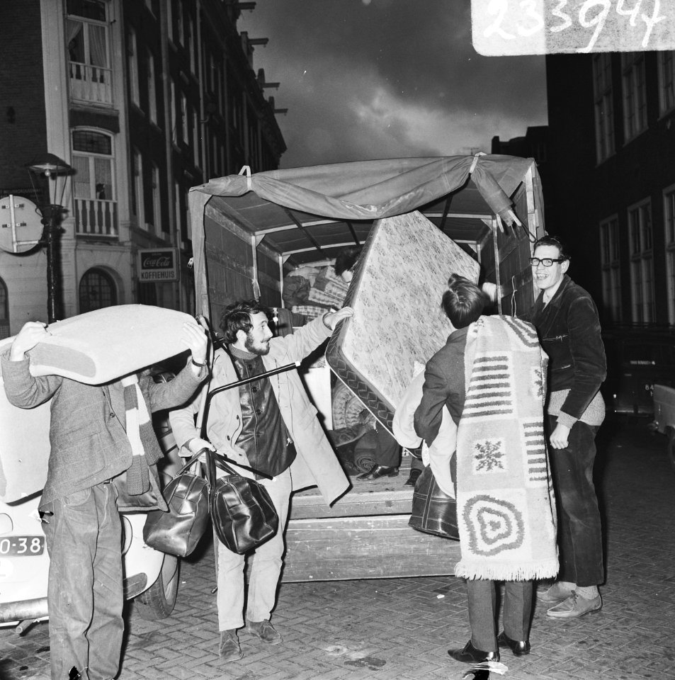 Opdracht Volkskrant. Leger des Heils slaat meubilair va bezetters Sarphatistraat, Bestanddeelnr 934-6552