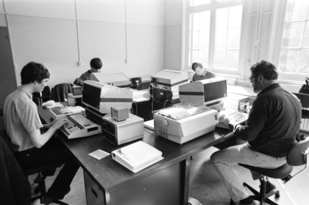 Opdracht Volkskrant. Leerlingen achter moderne boekhoudmachine op school voor ec, Bestanddeelnr 932-0664