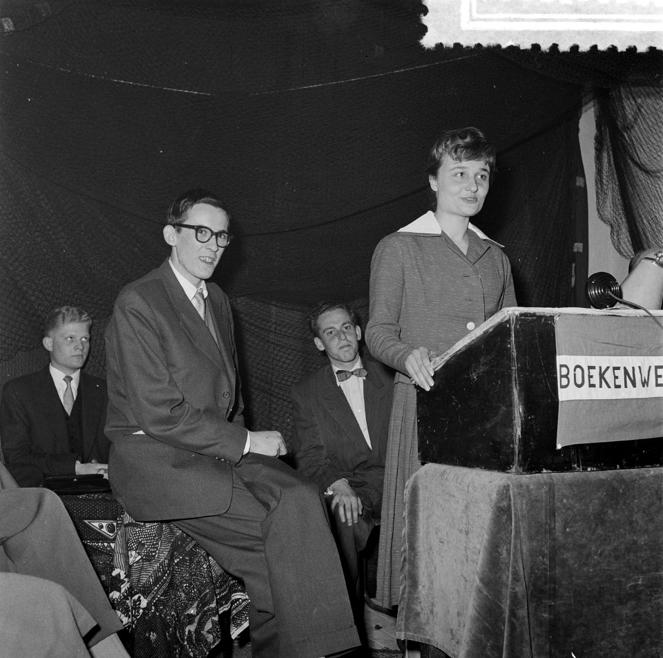Opening boekenweek in Rotterdam Een april mop met Francoise Sagers, Bestanddeelnr 908-4704