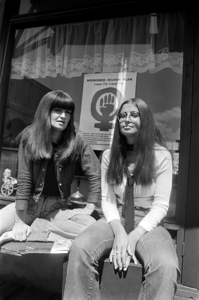 Opdracht Viva, Ria Sikkes en Loes Bienemann (rechts) (Rebelse meiden), Bestanddeelnr 927-2236