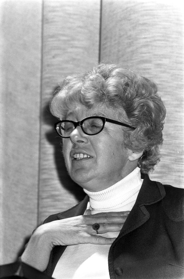 Opening Boekenmarkt in RAI door Annie M.G. Schmidt nr. 3 , 4 Annie M.G. Schmidt, Bestanddeelnr 921-7563