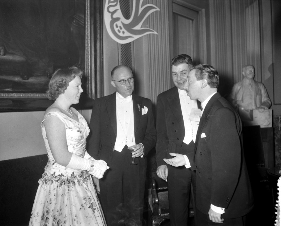 Opening Boekenweek Schouwburg Amsterdam Prinses Beatrix en Chr Leeflang voorzi, Bestanddeelnr 908-4486