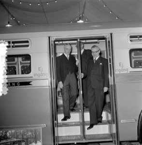 Opening Bedrijfsautotentoonstelling door staatssecretaris Dr. G.M.J. Veldkamp, Bestanddeelnr 905-6811