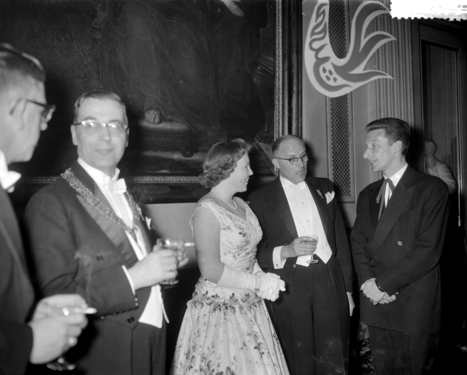 Opening Boekenweek Schouwburg Amsterdam Prinses Beatrix en Chr Leeflang voorzi, Bestanddeelnr 908-4499