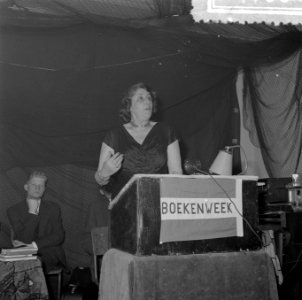Opening boekenweek in Rotterdam Een april mop met Francoise Sagers, Bestanddeelnr 908-4700