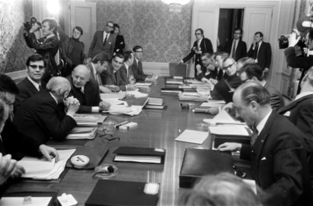 Partijen rond de tafel, onder anderen Joop den Uyl (PvdA), Berend-Jan Udink (CHU, Bestanddeelnr 924-3478