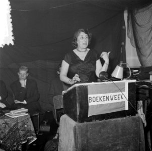Opening boekenweek in Rotterdam Een april mop met Francoise Sagers, Bestanddeelnr 908-4699